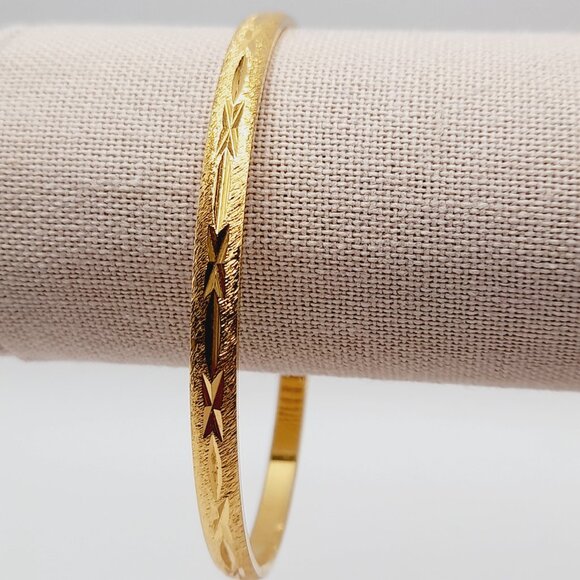 Vintage Crown Trifari Thin Etched Gold Plated Bangle - Size M - Picture 2 of 9